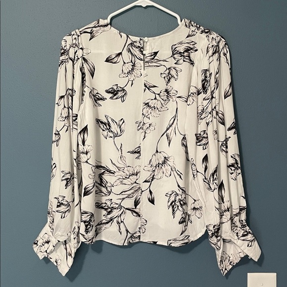 Philosophy Like New Black and White Floral 3/4 Sleeve Blouse Size Small - Picture 4 of 7